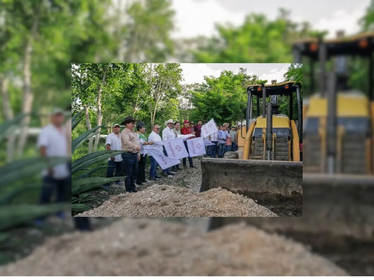 El gobernador Joaquin Díaz Mena realizó una visita a la comunidad de Sudzal donde puso en marcha un sistema de riego, así como la reconstrucción de caminos para beneficio de las familias yucatecas.- Fuente Gobierno del Estado