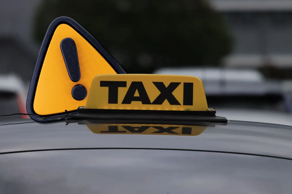 Suspenden a taxistas en Coahuila por casos de acoso en Piedras Negras / Foto: Composición Canva