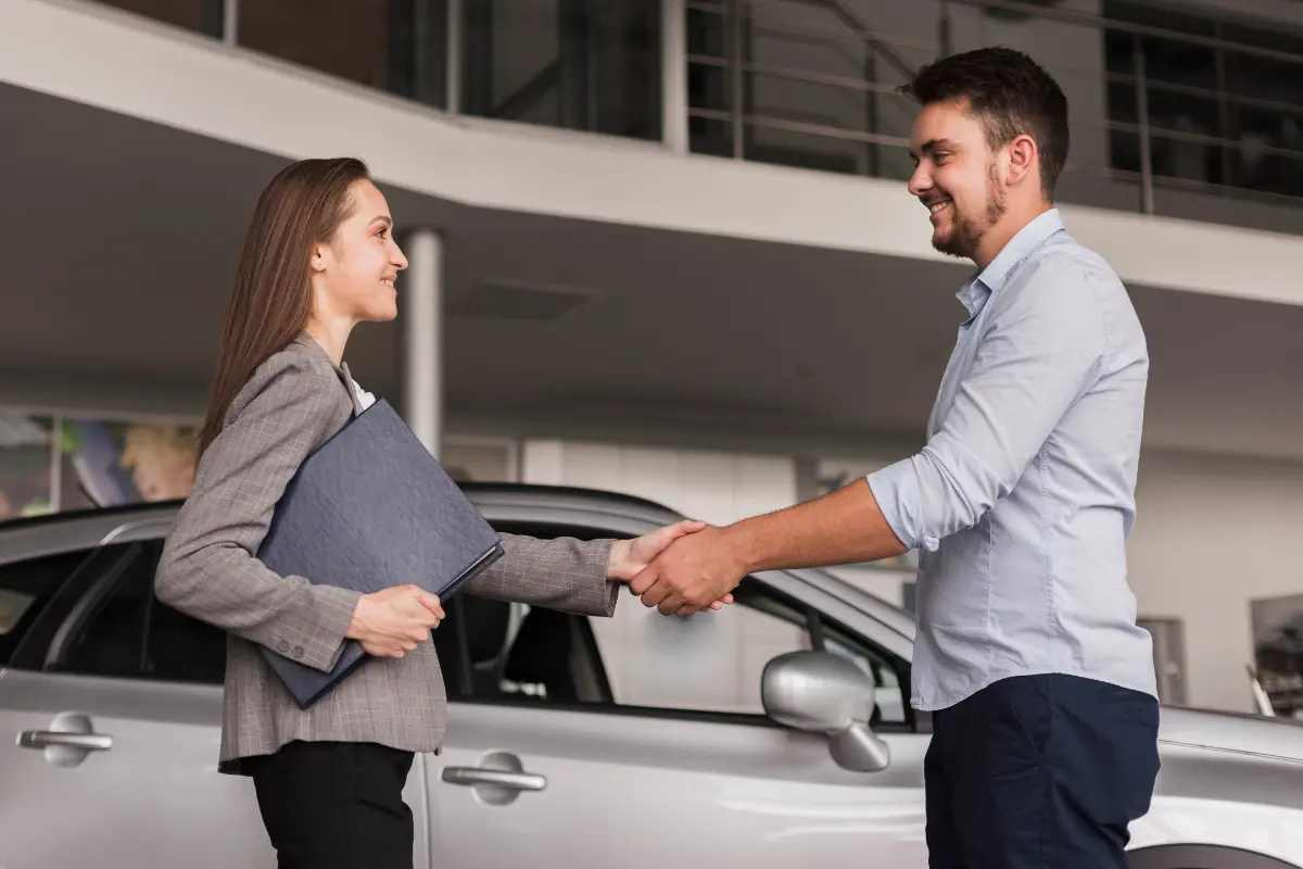 Venta de carro.  Foto: Freepik
