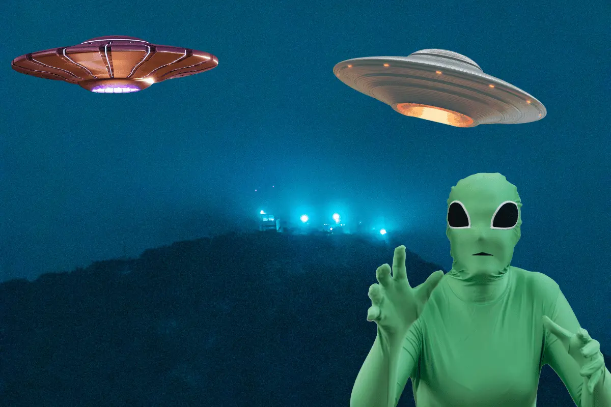 Las luces parecen desplazarse lentamente, en dirección ascendente, sobre una de las caras más visibles desde la ciudad. Foto: Canva/POSTA.