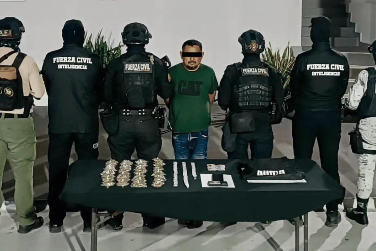 El detenido fue identificado como Isaac “N”, de 46 años, a quien se le aseguraron 42 envoltorios de marihuana. Foto: Fuerza Civil.