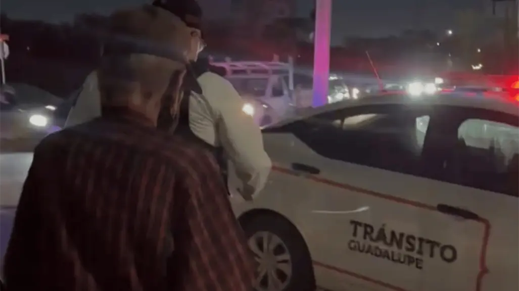Tránsitos de Guadalupe rescatan a abuelito desorientado