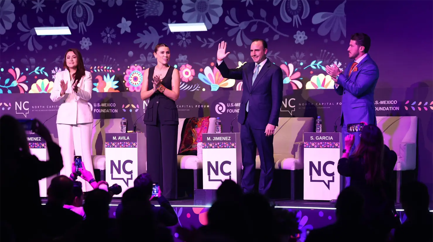 El gobernador Manolo Jiménez en el foro junto a sus homólogos. (Fotografía: Manolo Jiménez)