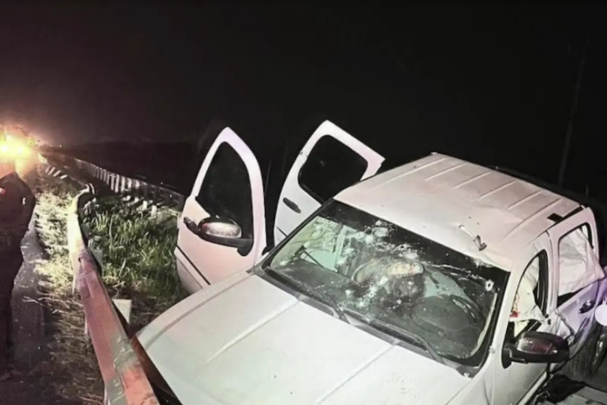 En plataformas digitales circularon fotografías de una camioneta blanca volcada, con impactos de bala, así como de personas tendidas sobre el asfalto atendidas por paramédicos. Foto: SSP
