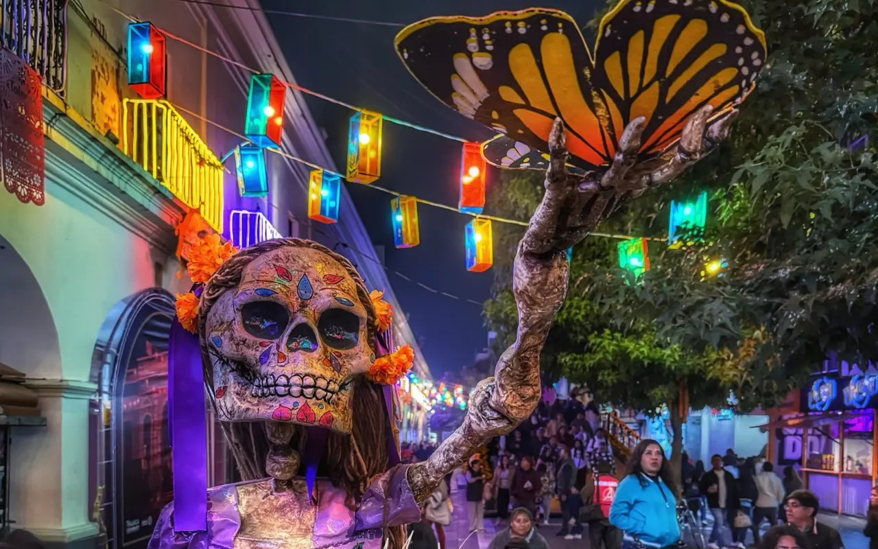 Feria del Alfeñique 2025. Foto: X/ @mvazquez71 (Canva)