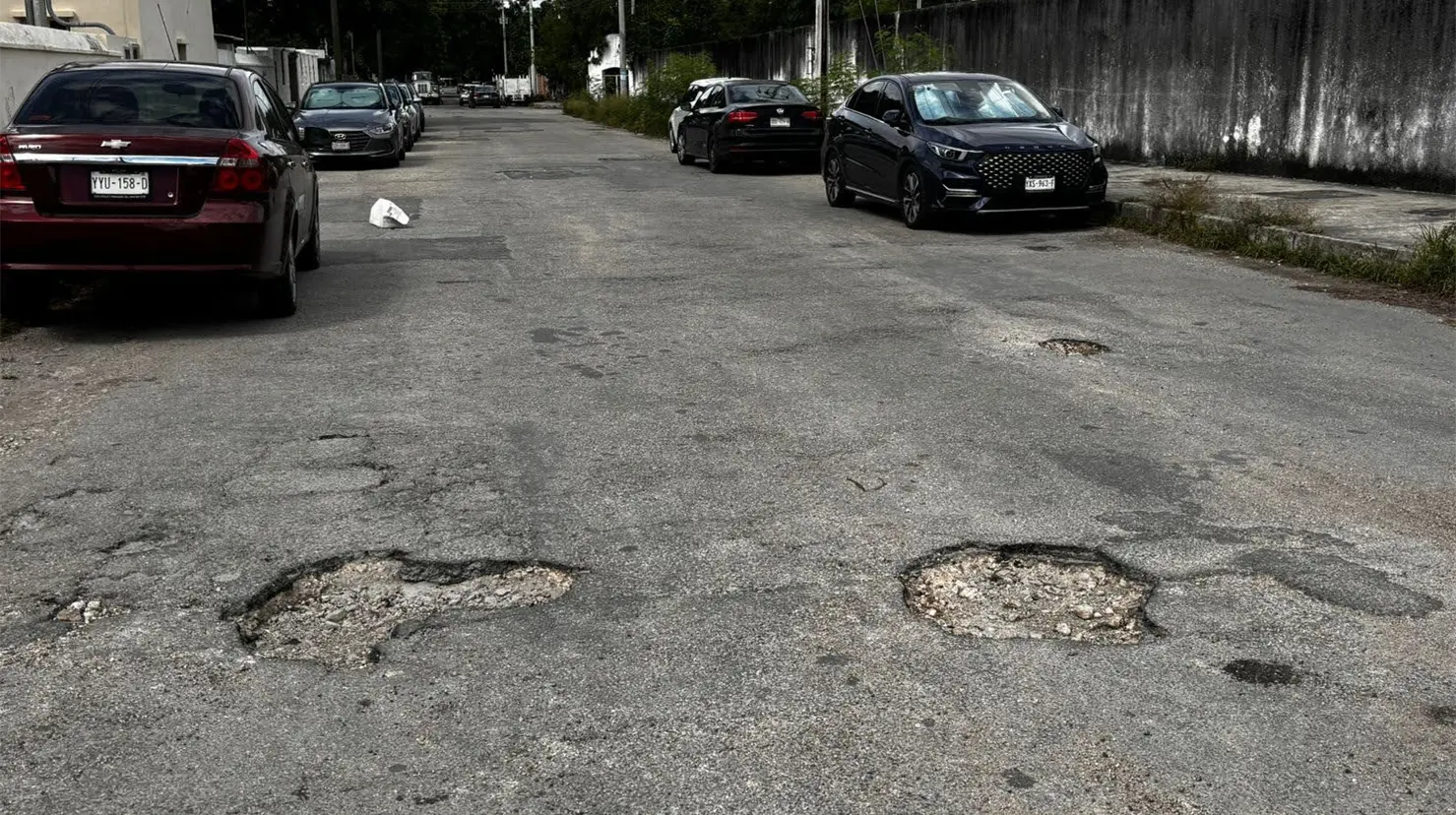 Tanto en Ayuntamiento como la Japay han abordado el tema sobre los baches que afectan las calles de Mérida, que por las recientes lluvias, han proliferado más.- Fuente Alejandra Vargas