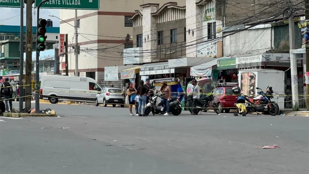 Vecinos de Neza bloquean Avenida Texcoco para recibir los 8 mil pesos de ayuda por inundaciones