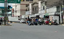 Vecinos de Neza bloquean Avenida Texcoco para recibir los 8 mil pesos de ayuda por inundaciones