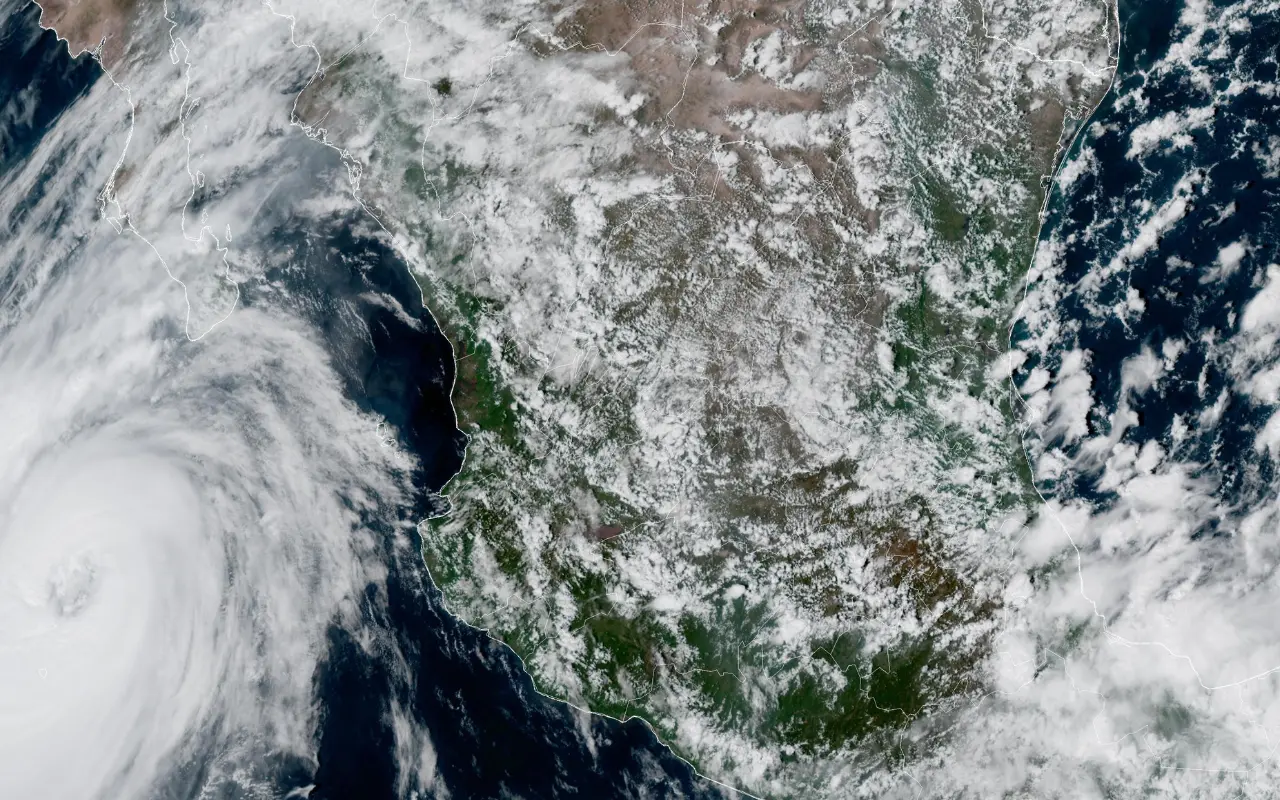Vista satelital de México y el huracán Priscilla. Foto: National Oceanic and Atmospheric Administration (NOAA)