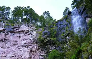 La cascada que puedes ver desde la Supercarretera Durango - Mazatlán en temporada de lluvia