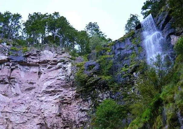 La cascada que puedes ver desde la Supercarretera Durango - Mazatlán en temporada de lluvia