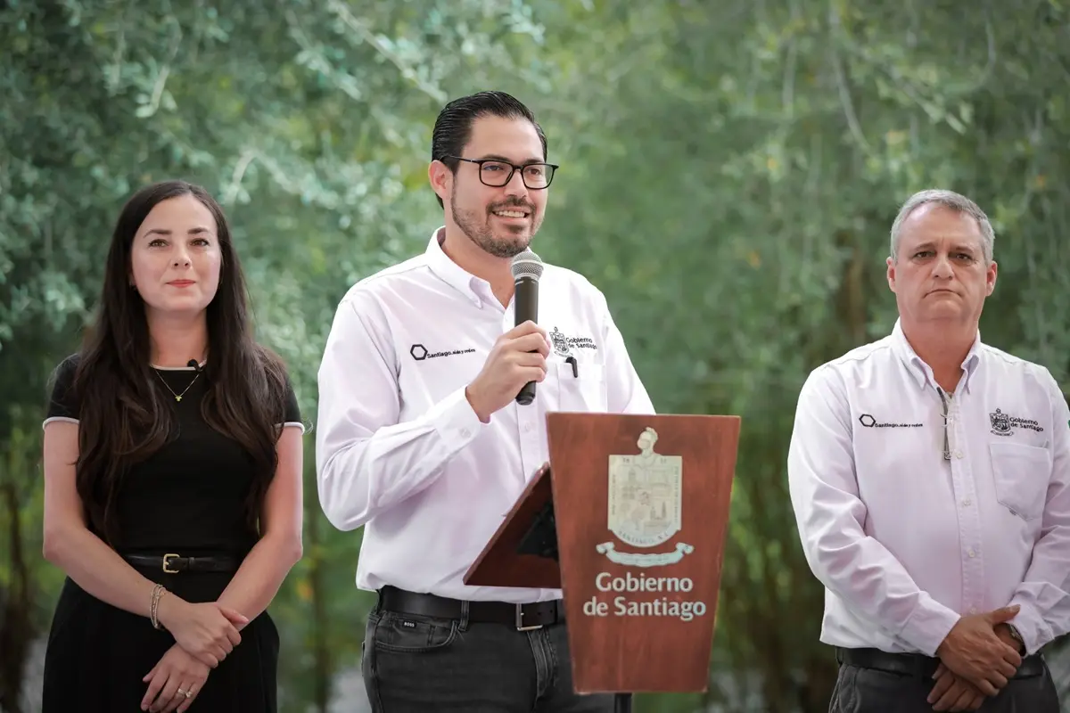 El alcalde de Santiago, David de la Peña, y su esposa la presidenta del DIF Santiago, Olga Amalia Villalón, entregaron pulseras del programa De Tu Mano Regreso a Casa para apoyar a los adultos mayores. Foto: Gobierno de Santiago
