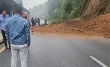 Autopista Toluca-México se encuentra cerrada por derrumbe de cerro hacia Santa Fe, CDMX