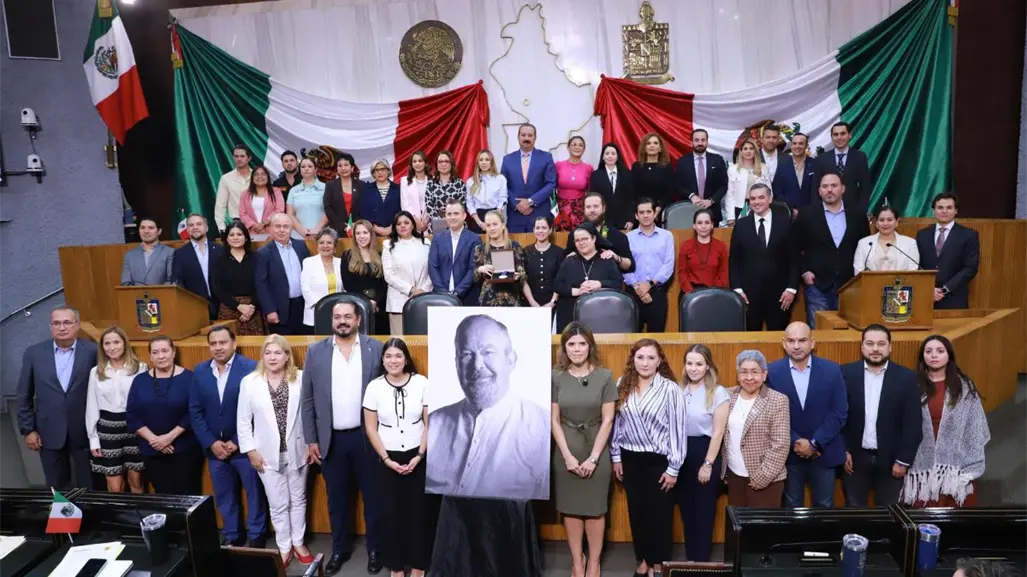 Congreso de Nuevo León entrega la "Medalla de Honor Mauricio Fernández Garza" a familia del exalcalde