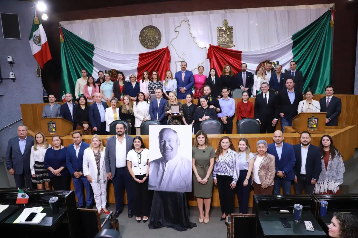 En sesión solemne, el Congreso del Estado de Nuevo León entregó de manera póstuma la “Medalla de Honor Mauricio Fernández Garza”. Foto: Congreso de Nuevo León