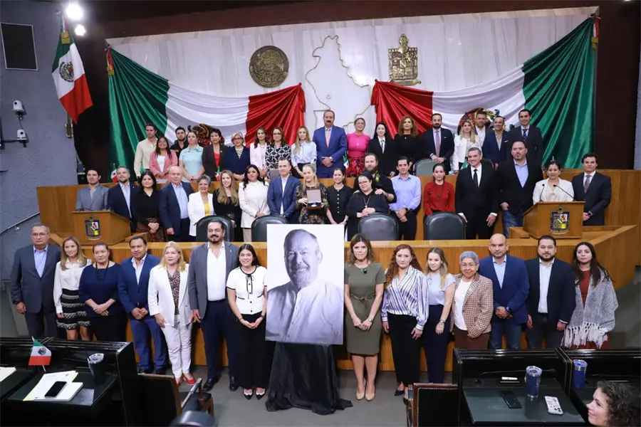 Congreso de Nuevo León entrega la “Medalla de Honor Mauricio Fernández Garza” a familia del exalcalde