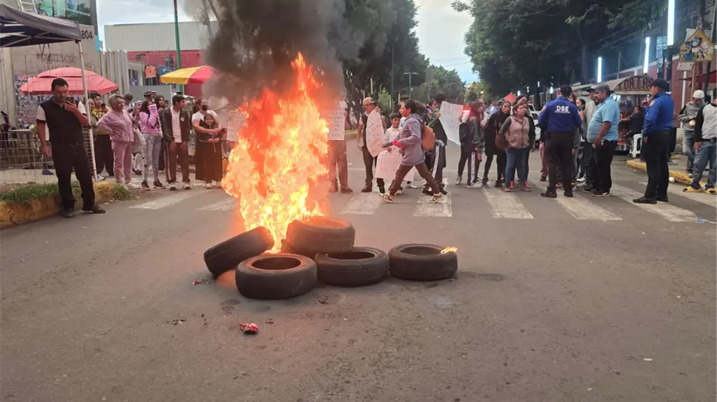 Estudiantes de la Secundaria 249 bloquean calles en Iztapalapa por inseguridad