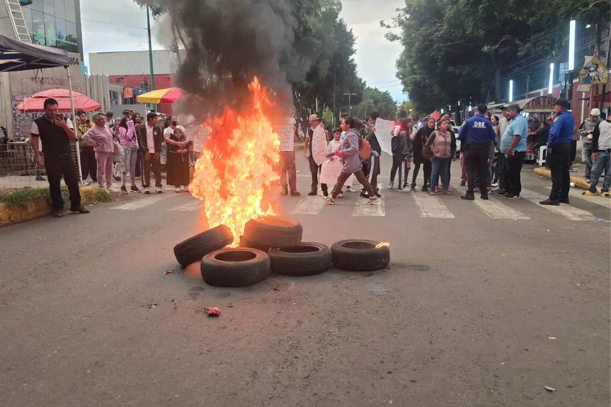Estudiantes de la Secundaria 249 bloquean calles en Iztapalapa. Foto: Luis Antonio Alfaro