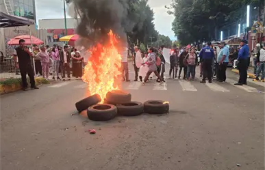Estudiantes de la Secundaria 249 bloquean calles en Iztapalapa por inseguridad