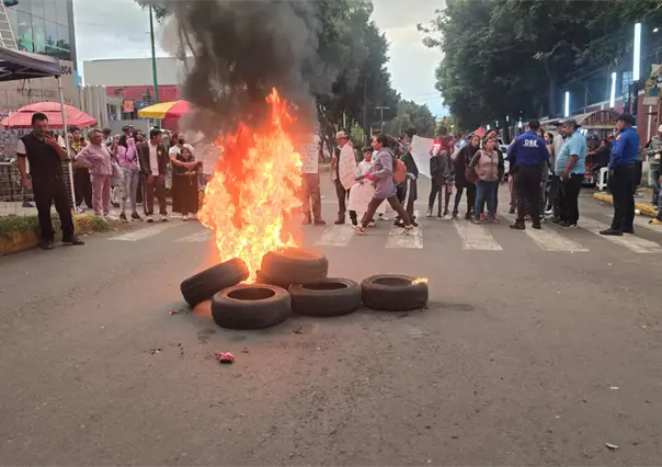 Estudiantes de la Secundaria 249 bloquean calles en Iztapalapa por inseguridad