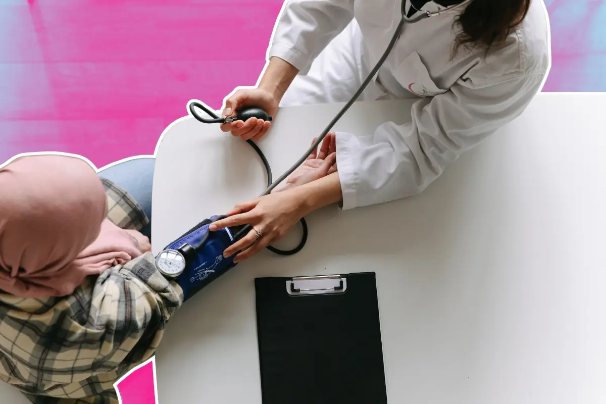 Una persona y un médico. Foto: Canva