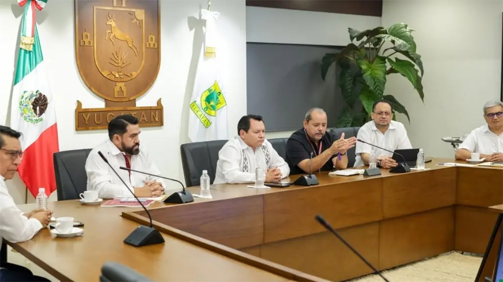 Gobernador Díaz Mena supervisa temas del transporte público en reunión con ATY