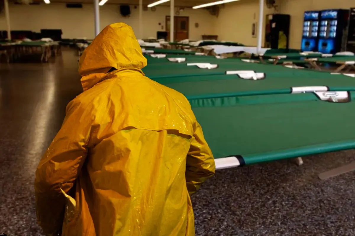Familias buscan seguridad en los 21 refugios habilitados en San José del Cabo, Cabo San Lucas, Miraflores, La Ribera y Santiago. Foto: Biblioteca Canva