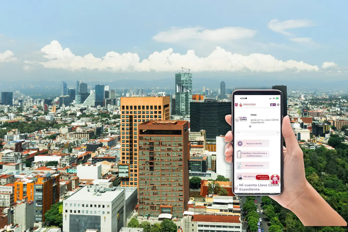 De fondo la CDMX, mano con celular en Llave. Foto: Canva | Captura de pantalla Llave CDMX