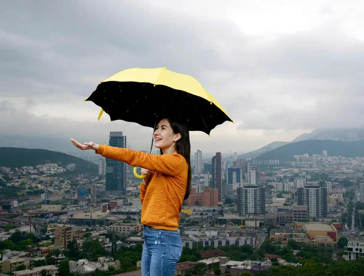 Este martes, Monterrey amaneció con cielo parcialmente nublado y una temperatura cercana a los 20 grados. Foto: Canva.
