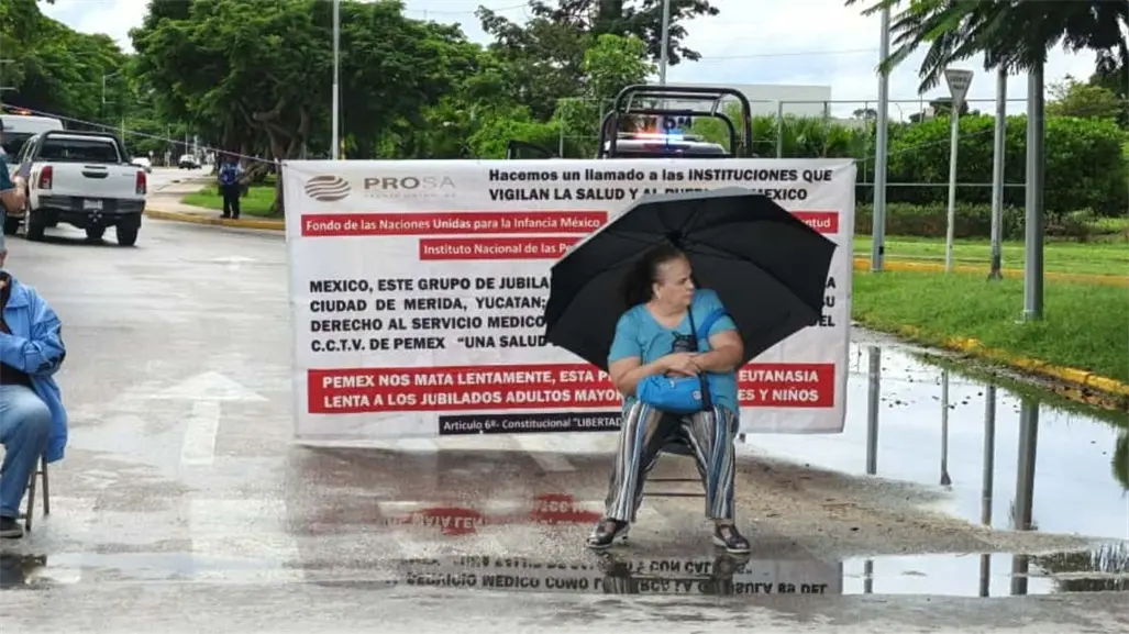 Jubilados de PEMEX bloquean vía de la avenida Internacional en Mérida por falta de atención médica