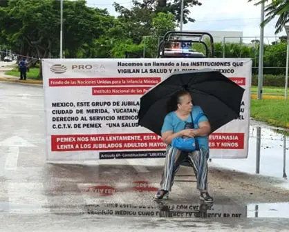 Jubilados de PEMEX bloquean vía de la avenida Internacional en Mérida por falta de atención médica
