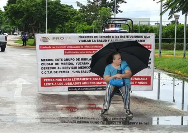 Jubilados de PEMEX bloquean vía de la avenida Internacional en Mérida por falta de atención médica