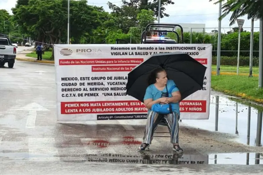 Jubilados de PEMEX bloquean vía de la avenida Internacional en Mérida por falta de atención médica