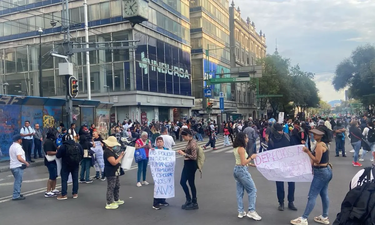 Bloqueo vial por marcha en CDMX.  Foto: Luis Antonio Alfaro