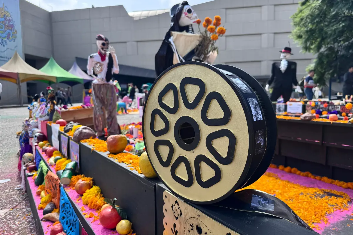 Megaofrenda UNAM 2024. Foto: : @UNAM_MX | Canva
