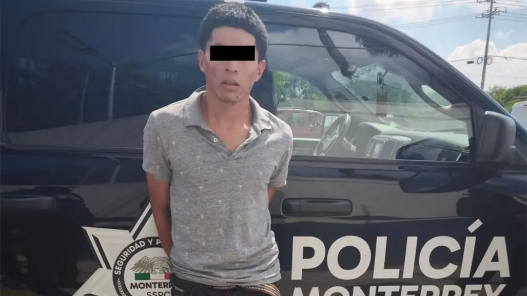 Policía de Monterrey arresta a hombre con cartuchos y droga en la vía pública