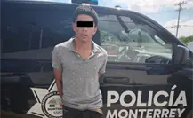 Policía de Monterrey arresta a hombre con cartuchos y droga en la vía pública
