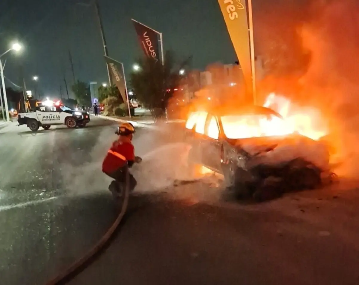 El incendio se registró en Salinas Victoria, Nuevo León, específicamente sobre la avenida Cerro de la Silla, en su cruce con calle Exposición Industrial. Foto: Secretaría de Seguridad de Salinas Victoria.