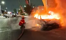 Incendio consume auto en avenida Cerro de la Silla en Salinas Victoria