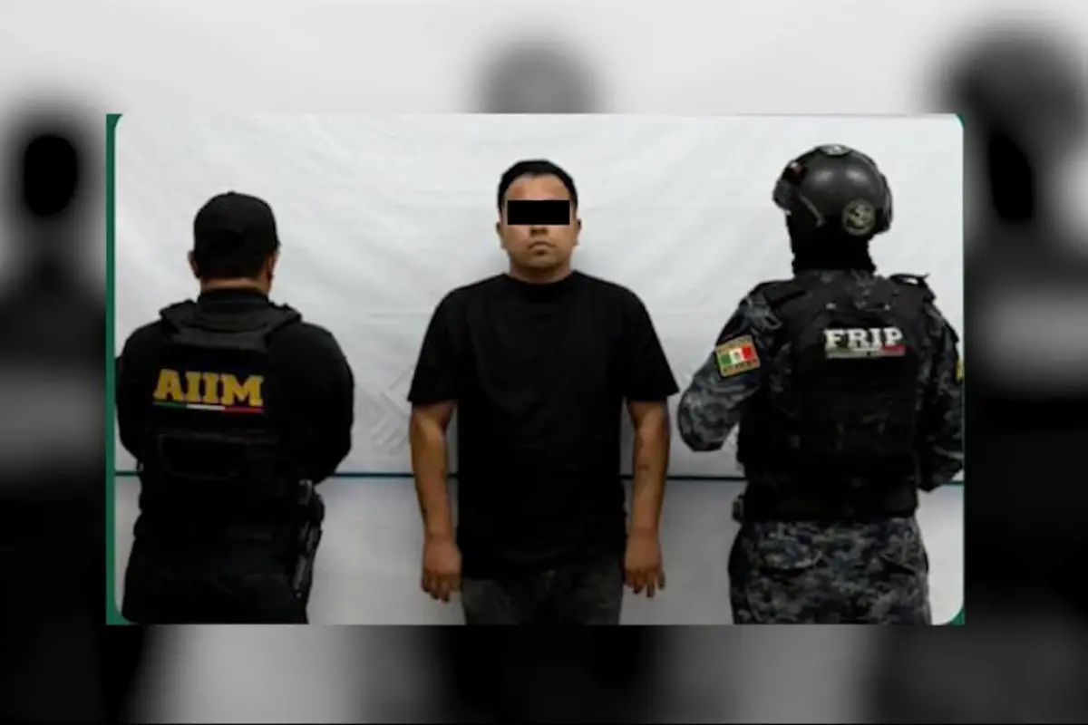 Señor Equis custodiado por elementos policiacos Foto: Fiscalía de Chiapas