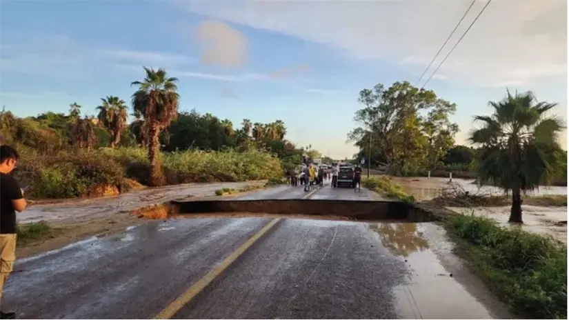 Socavón en Todos Santos, tras las lluvias por Lorena. Foto: Cortesía.