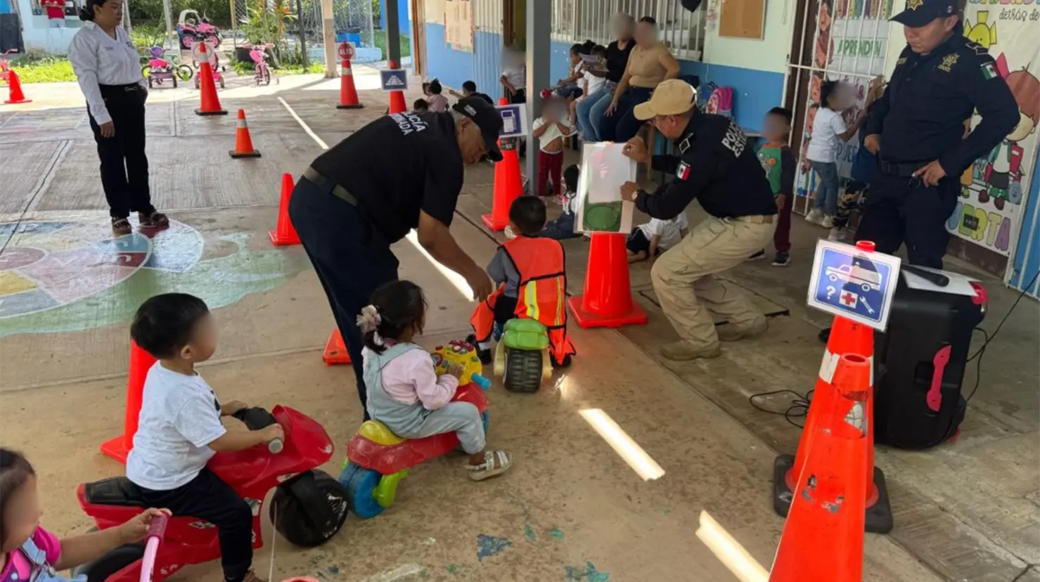 Con actividades lúdicas, elementos de la SSP visitan escuelas de Yucatán para promover entre las infancias la importancia de la seguridad vial y la prevención.- Fuente SSP