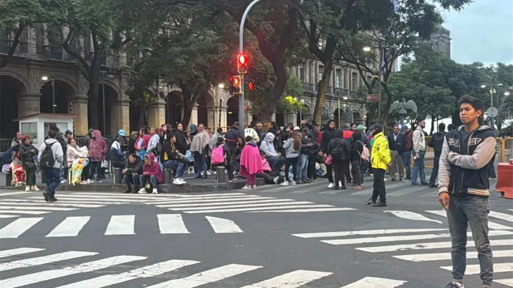 VIDEO | Antorchistas derriban vallas e irrumpen al Zócalo: exigen ampliar programas de vivienda en CDMX