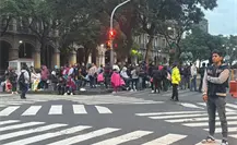 VIDEO | Antorchistas derriban vallas e irrumpen al Zócalo: exigen ampliar programas de vivienda en CDMX