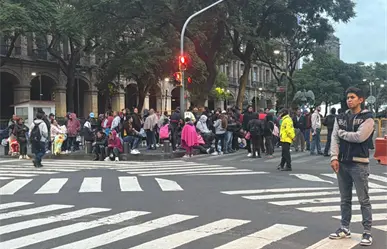 VIDEO | Antorchistas derriban vallas e irrumpen al Zócalo: exigen ampliar programas de vivienda en CDMX