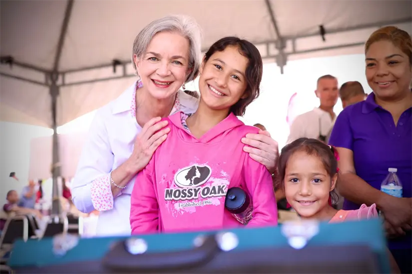 La presidenta del DIF Tamaulipas junto a niñas de San Nicolás, Tamaulipas en la brigada Transformando Familias | Foto: DIF Tamaulipas