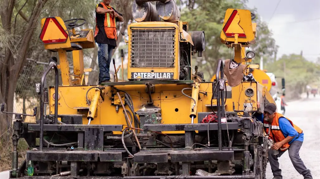 Félix Arratia supervisa avance de pavimentación en calle Sección 68 de Lomas del Sol