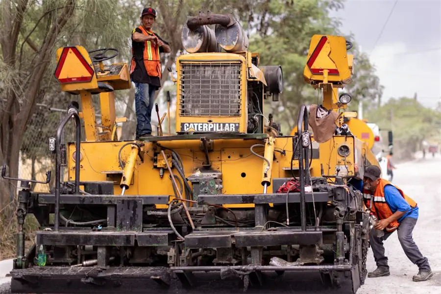 Félix Arratia supervisa avance de pavimentación en calle Sección 68 de Lomas del Sol