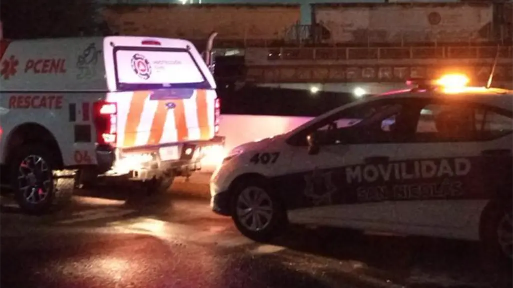 Autos varados y árboles caídos; lluvias seguirán en Nuevo León