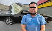 Policía de Monterrey asegura droga y detiene a conductor de auto robado